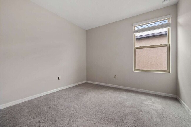 Building Photo - "Spacious 5-Bedroom Retreat in Tampa with 2.5 Baths and 2,215 Sq Ft of Comfort!"