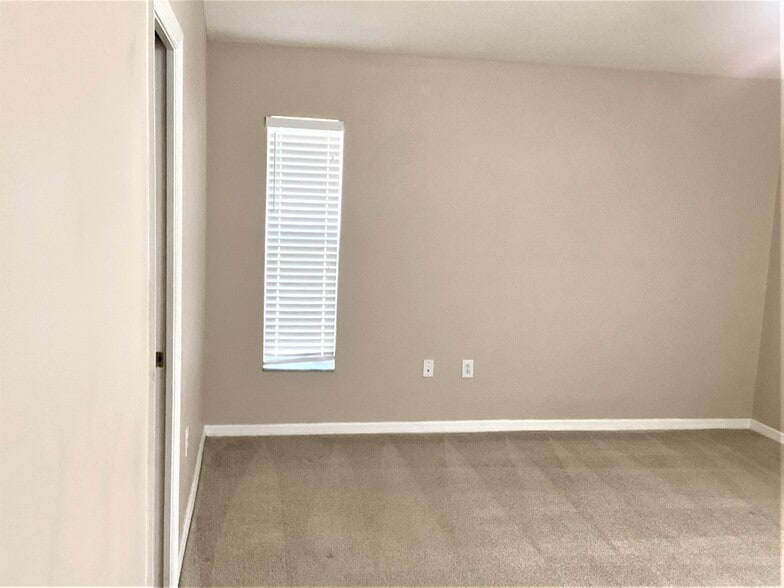 Building Photo - 25008 Hyde Park Blvd