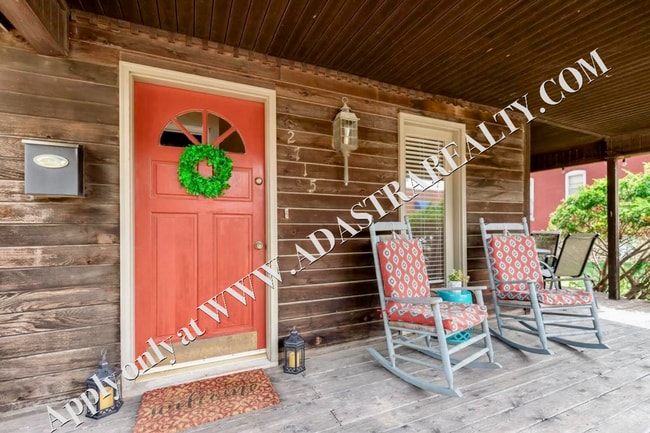 Building Photo - Inviting 3 Bedroom Close to Everything-Available in MAY!!