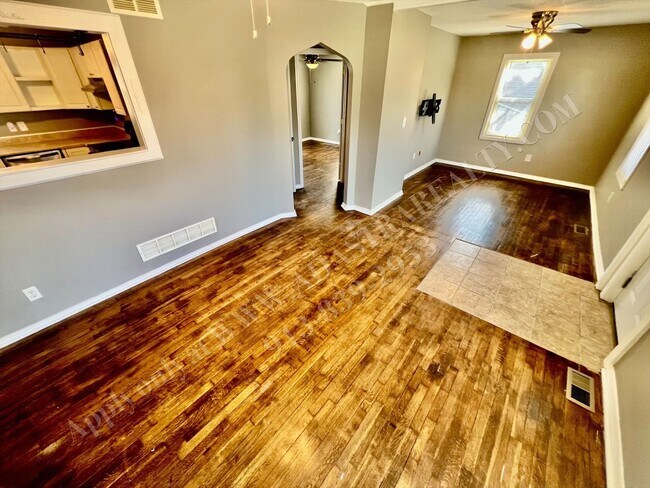 Building Photo - ADORABLE and CLEAN home in KCK-Available N...