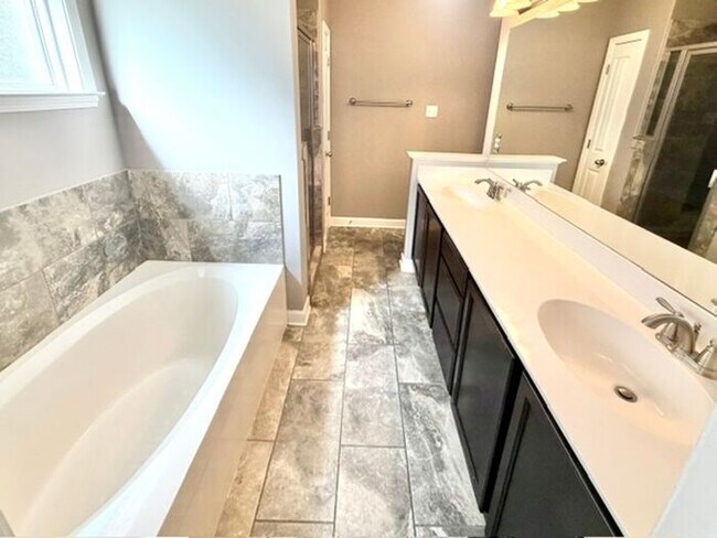 Building Photo - Gated Community, 4-Bedroom 2.5 Bath Home Available Now In Southeast Memphis @ Stonebrier