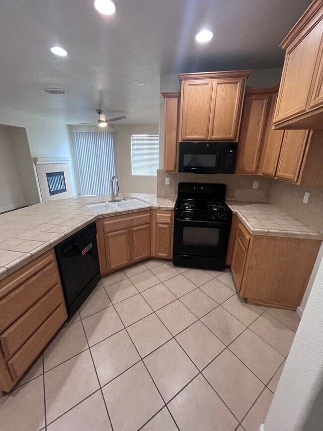 Building Photo - LOVELY 3 BEDROOM HOUSE IN NEWER SUBDIVISION!!