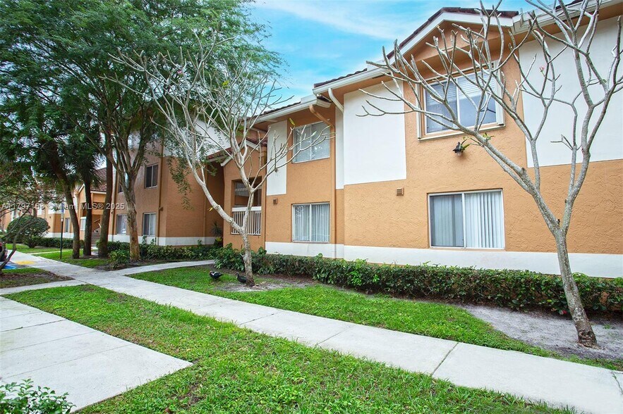 Building Photo - 735 NW 92nd Ave