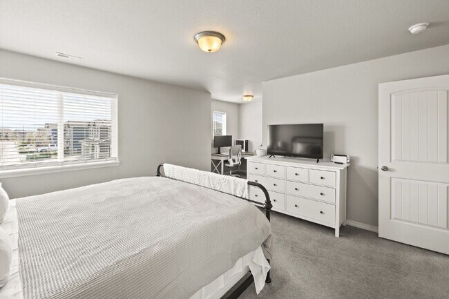 Building Photo - Well maintained Fountain Home with 3 bedrooms and  beautiful mountain views.