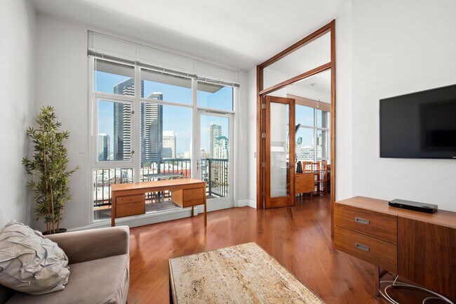 Building Photo - Top Floor Condo in the Gaslamp District!