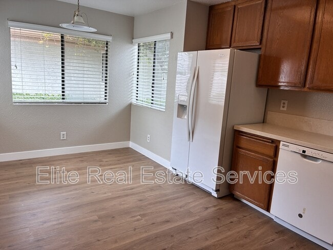 Building Photo - 4582 Villas Dr