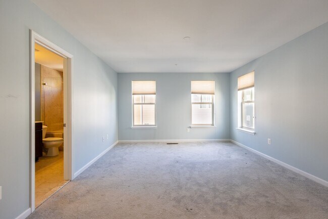Building Photo - Lovely 3 BR/2.5 BA EOG Townhome in Glen Bu...