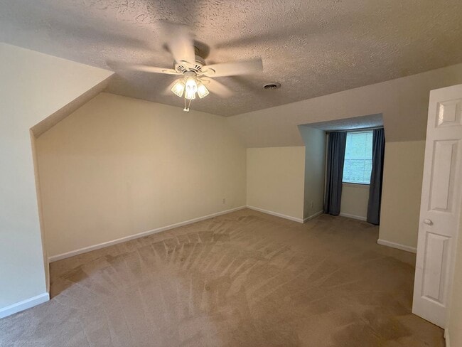 Building Photo - 3 Bed 2 Bath Home near Luther Lake
