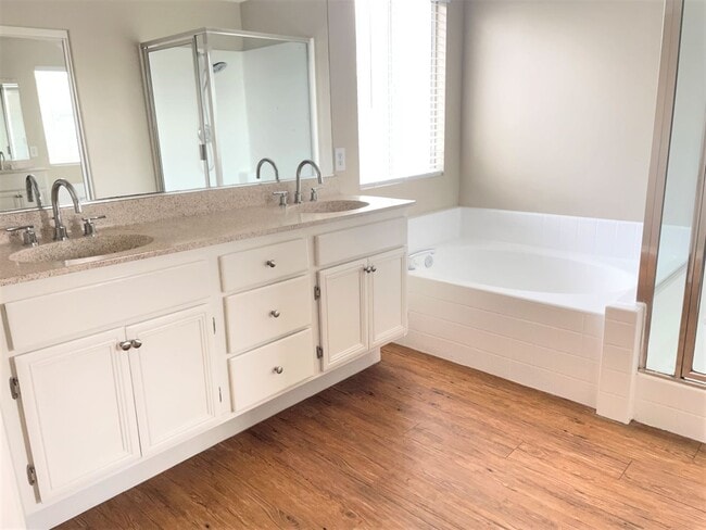 Building Photo - Spacious Murrieta Home For Rent!