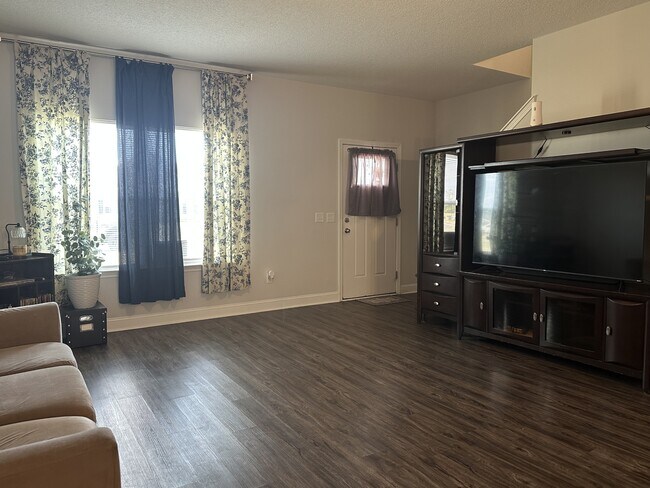 Building Photo - 345 Mcclelland Lp NE