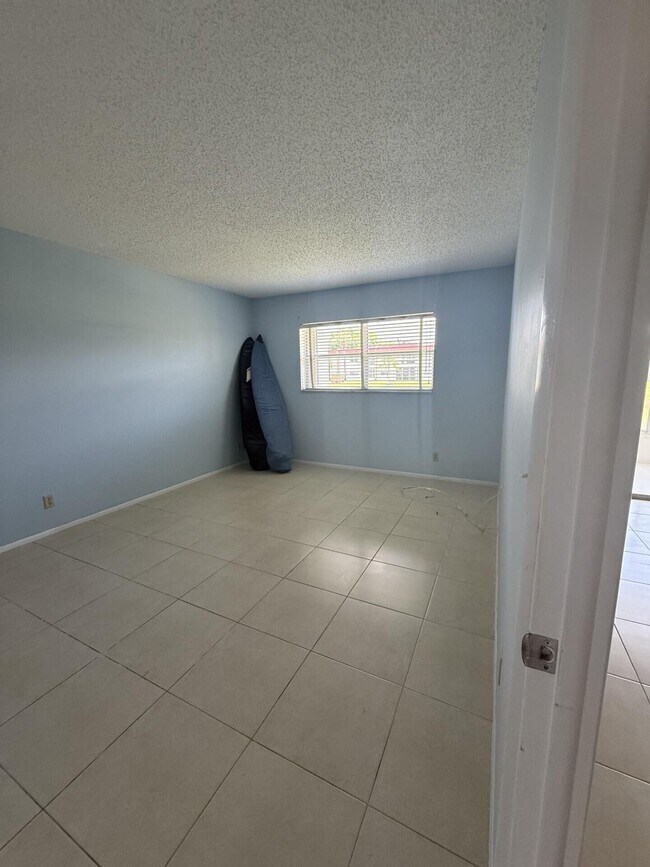 Building Photo - 142 Lake Barbara Dr