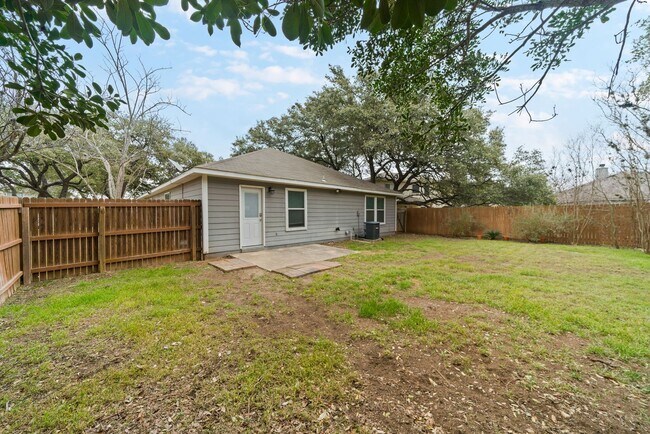 Building Photo - Charming 3-Bedroom Home in Carriage Hills ...