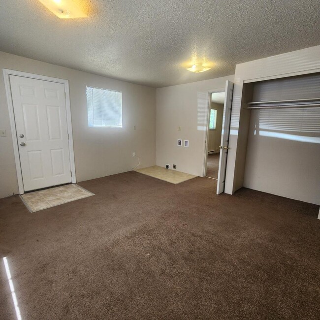 Building Photo - 1260 Pottery Ave