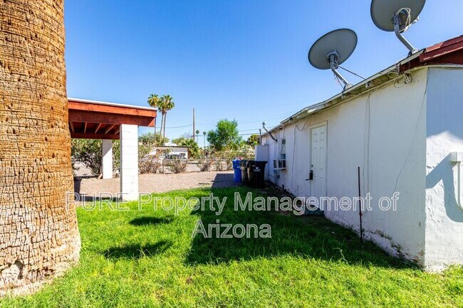 Building Photo - 912 E Montebello Ave