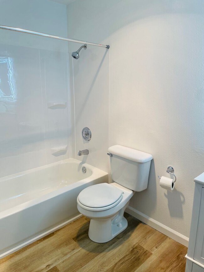 Building Photo - Charming Ground-Floor Condo in Woodinville – 2 Bed, Private Patio, Pool & Fitness Center