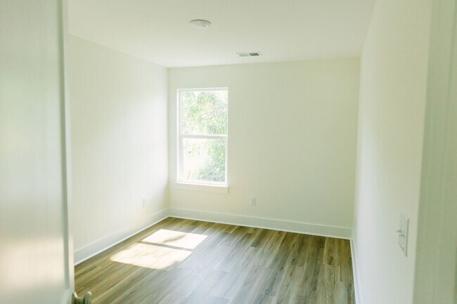 Building Photo - 3BD/2.5BA TOWNHOUSE-Walking Distance to Avondale, Greenway and Short Drive to Downtown Charleston...