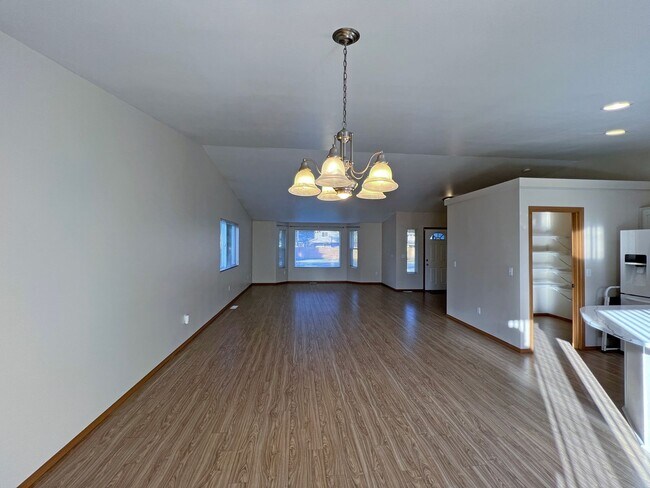 Building Photo - Price Drop!-Exceptional 2200 sq ft Three Bedroom 2 Bath Rambler in Fed Way - with A/C