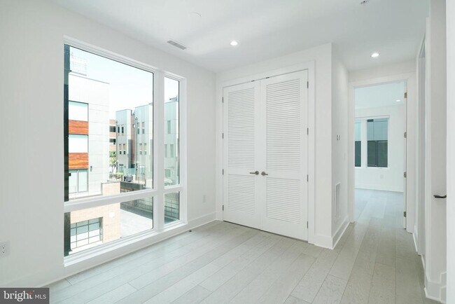 Building Photo - 142 S Front St