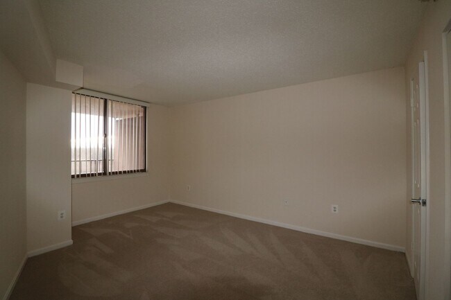 Building Photo - Spacious 2BD/1BA Condo with Glorious Views!