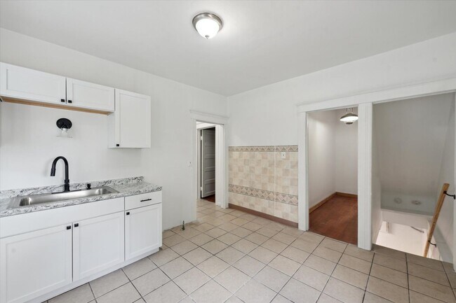 Building Photo - 4 Bedroom 2 Bath $1,500