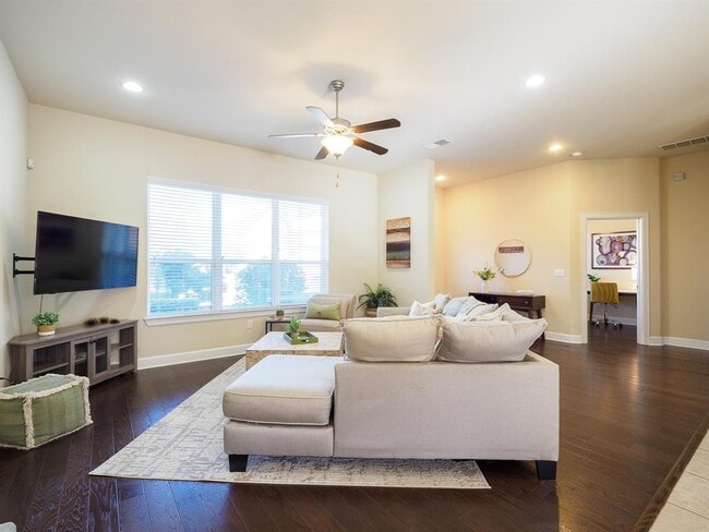 Building Photo - 5605 Roosevelt Ave