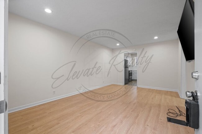 Building Photo - Beautifully updated 2-bedroom, 1-bath first-floor duplex in the heart of Hermitage!