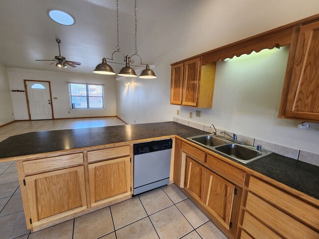 Building Photo - 2100 Hickory Dr