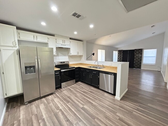 Building Photo - 7135 Shadow Crest Dr