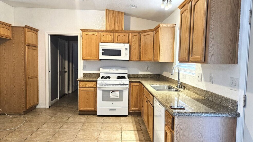 Building Photo - 10648 Peach Ave