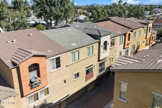 Building Photo - 3250 W Greenway Rd