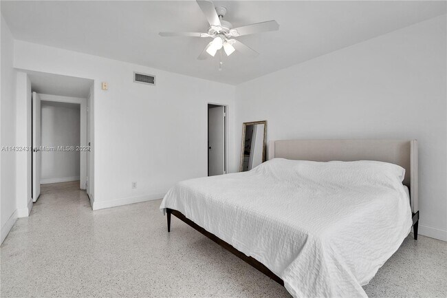 Building Photo - 9700 W Bay Harbor Dr