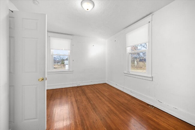 Building Photo - "Charming 3-Bed Haven with Hardwood Floors & 2 Full Baths in St. Louis!"  Hazelwood Schools.  Sec...