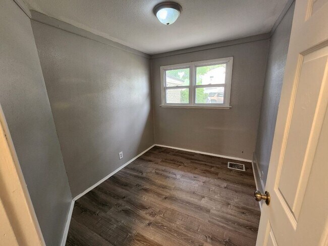 Building Photo - 3 Bdr Large Single Family House in a Nice ...