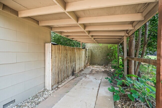 Building Photo - Vintage Home w/ Modern Updates, Minutes fr...