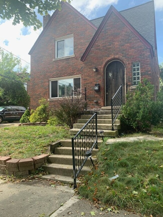 Building Photo - Utilities Included in this Upper Unit Dupl...