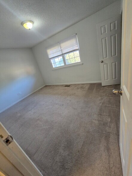 Building Photo - 1620 Crest Rd