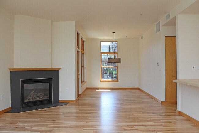 Building Photo - Spacious 2 Bedroom Corner Unit in Stylish ...