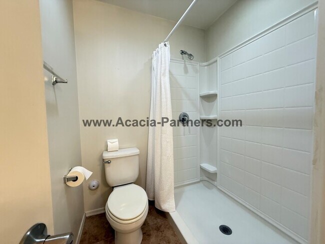 Building Photo - Spacious Three Bedroom Home