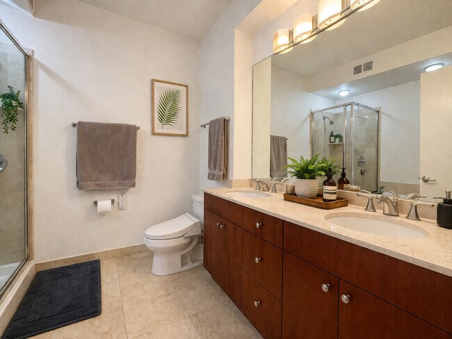 Building Photo - 565 W Quincy St