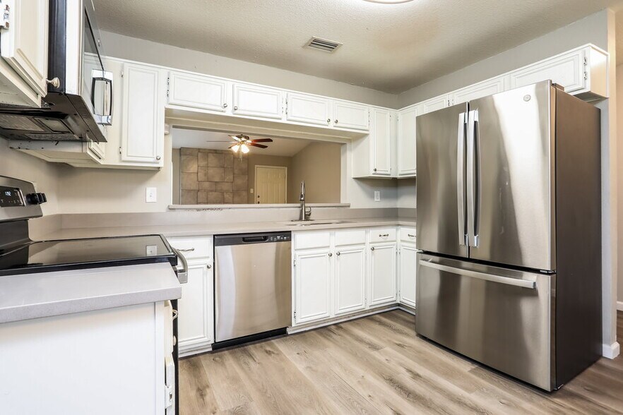 Building Photo - 4210 Glen Hollow Cir