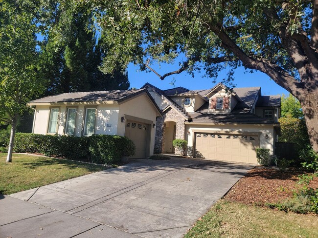 Building Photo - Gorgeous 4 bedroom 2.5 bath with large bon...