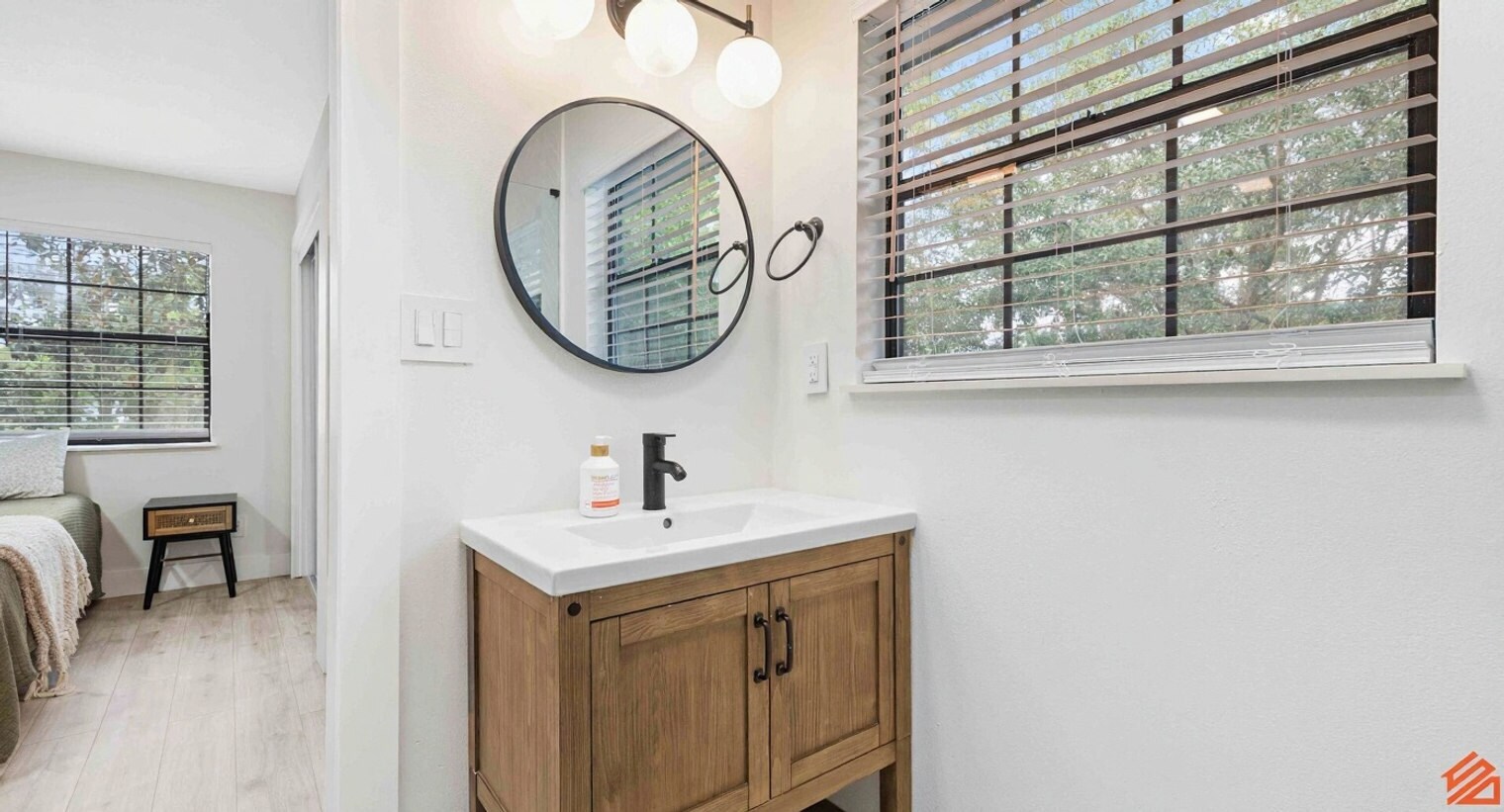 Building Photo - 33 Santana Dr