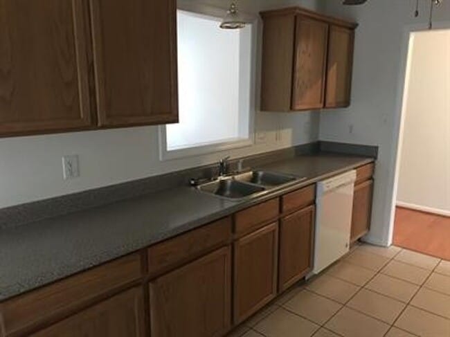 Building Photo - Carolina Lakes!!