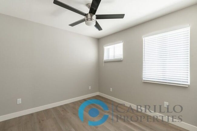 Building Photo - 4849 Mansfield St