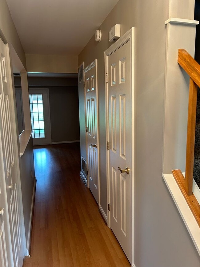 Building Photo - 2 bedroom 1.5 bath townhouse