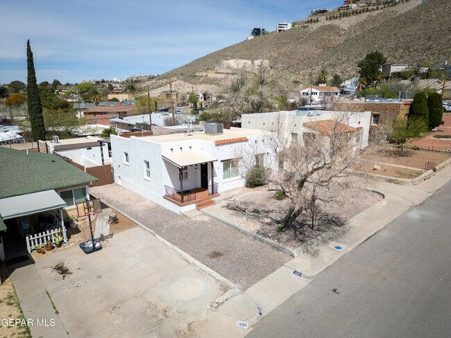 Building Photo - 1211 Mesita Dr