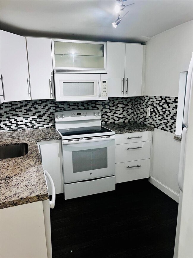 Building Photo - 1050 SE 15th St