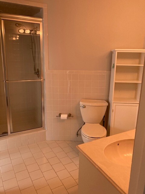 Hall Bathroom - 6010 E University Blvd