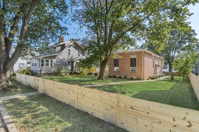 Building Photo - 721 Reinhard Ave