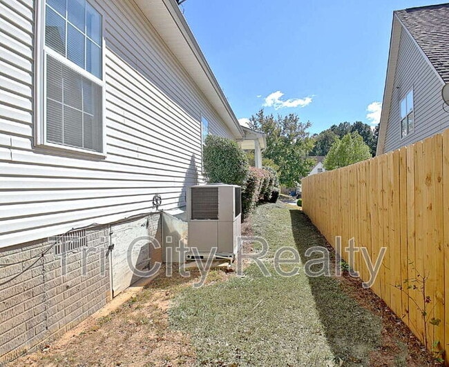 Building Photo - 109 St Albans Way